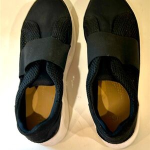 Uggs black comfort show with elastic band for closure